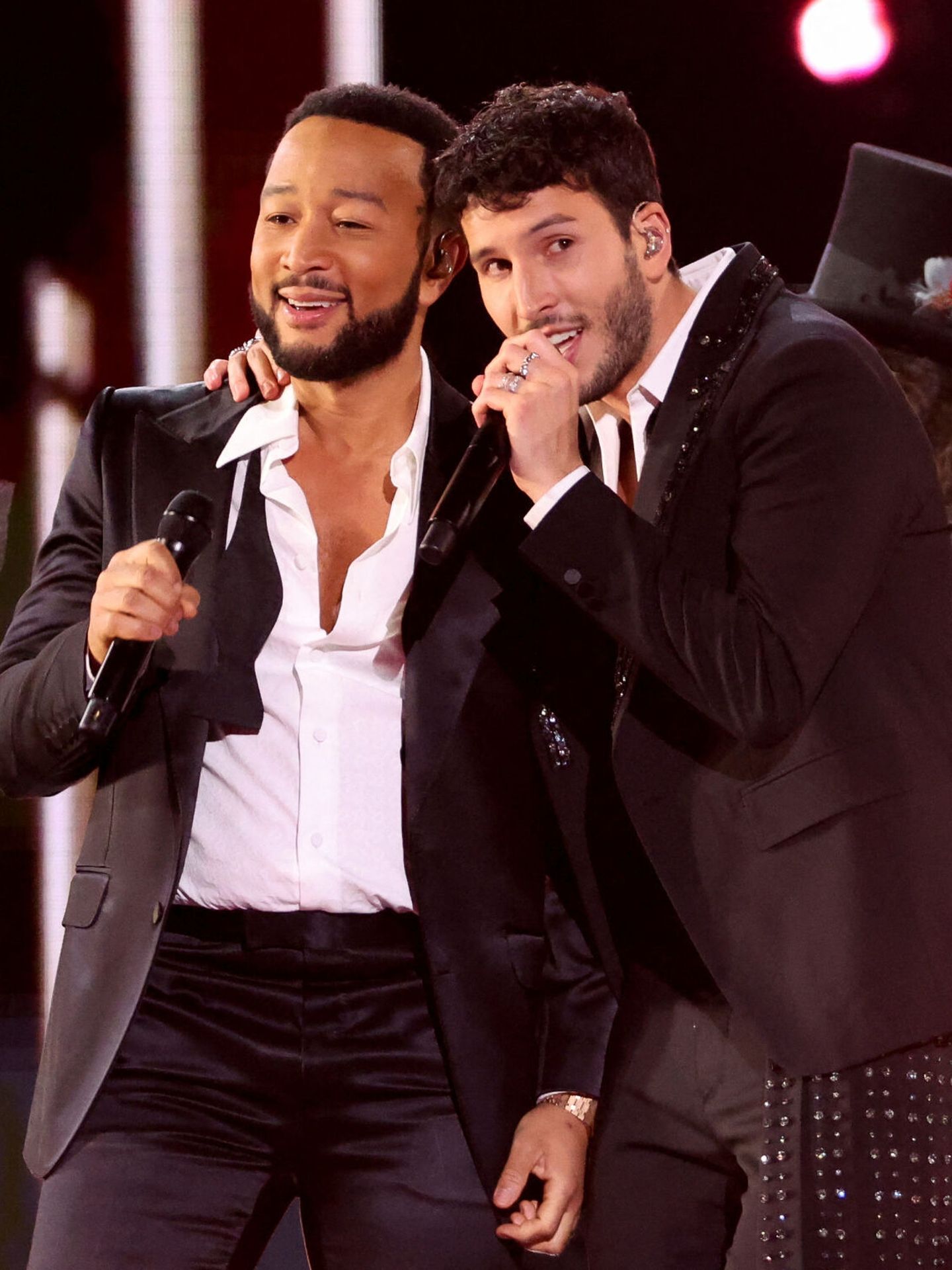 John Legend y Sebastián Yatra, en los Grammy Latinos 2022. (Reuters/Mario Anzuoni)