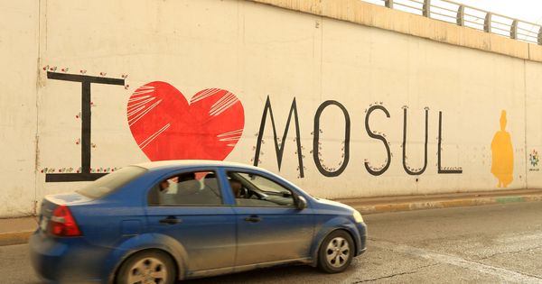 Foto: Un coche pasa por delante de una pintada positiva en Mosul, en octubre de 2018. (Reuters)