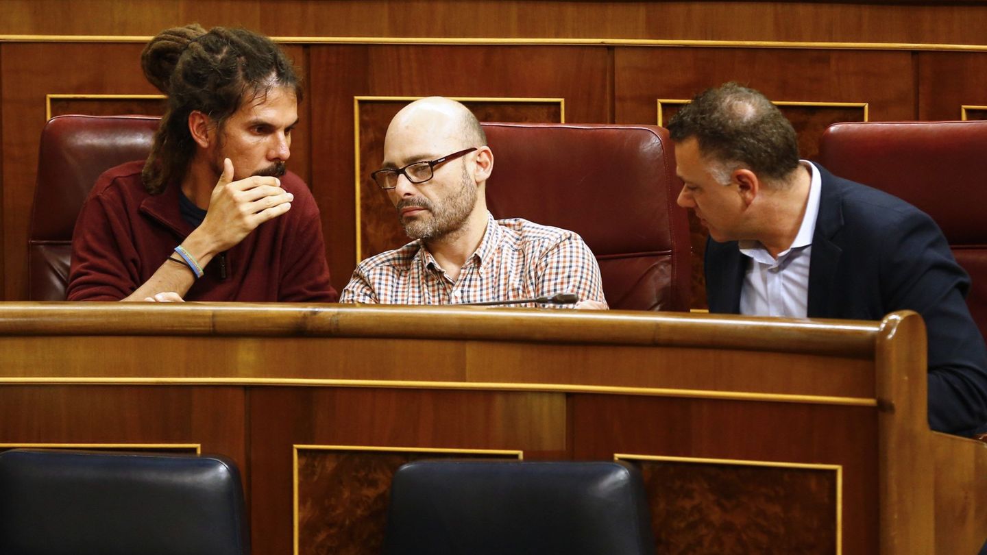 Los diputados de Podemos, Alberto Rodríguez, Txema Guijarro y Eduardo Santos Itoiz. (EFE) 