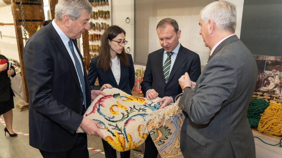 Azerkhalcha sigue promocionando las alfombras azerbaiyanas en Europa