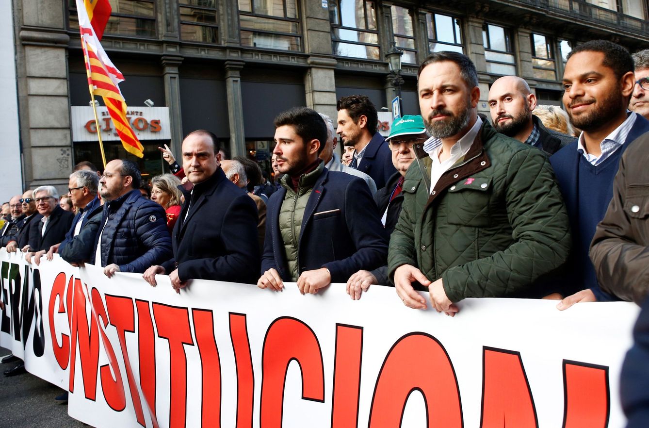 El presidente de VOX, Santiago Abascal (d), en la manifestación en Barcelona con motivo del Día de la Constitución (EFE)