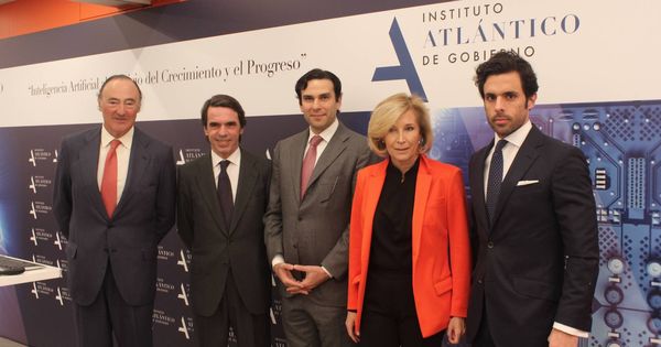 Foto: José María Aznar junto a su hijo Alonso y varios acompañantes en un acto del instituto. (Foto: Instituto Atlántico de Gobierno)