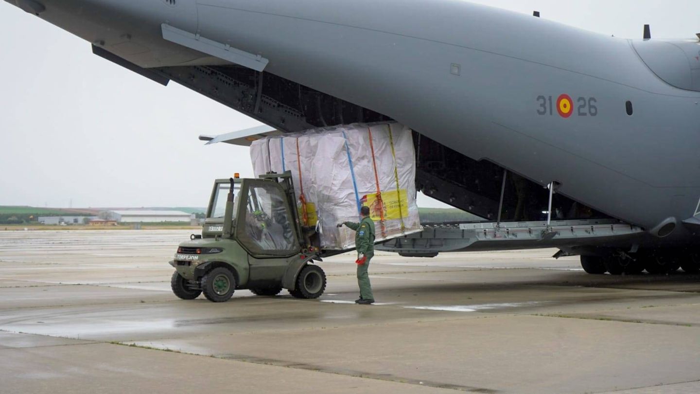 Llega a la base de Torrejón de Ardoz (Madrid) un avión de transporte A400M de las Fuerzas Aéreas con más de 14 toneladas de material sanitario procedente de Shanghái, este 30 de marzo. (Ministerio de Defensa)