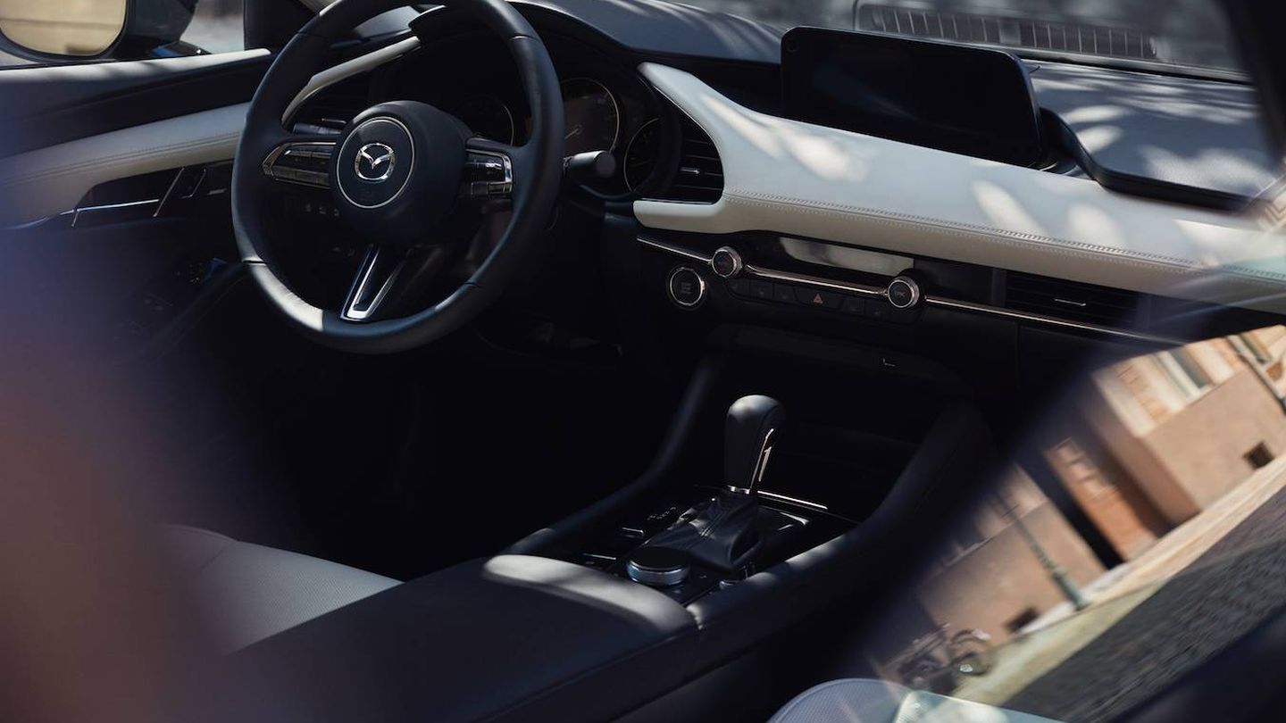 A pesar de ser híbrido, el Mazda3 cuenta con cambio de marchas manual o automático.