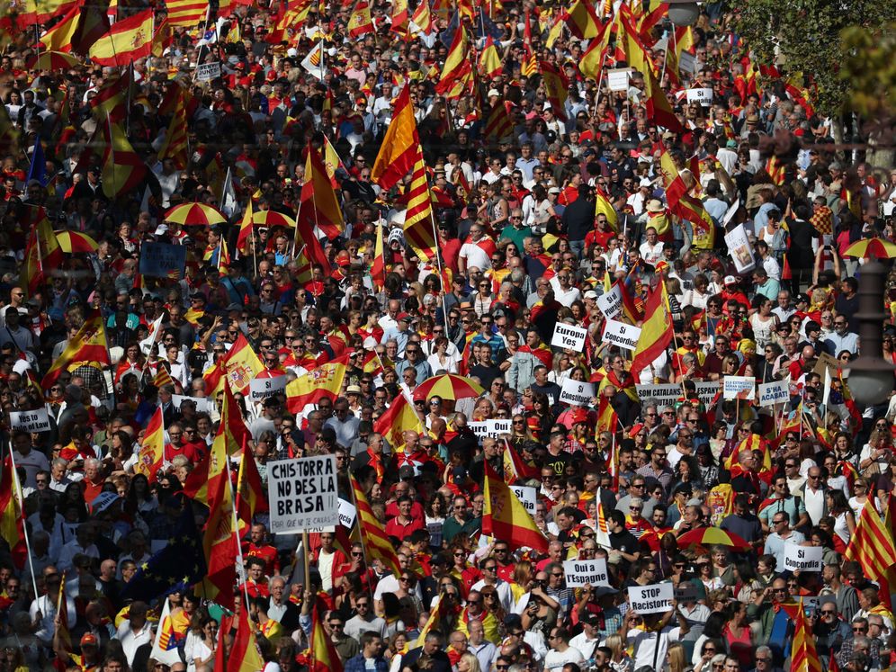Foto: Manifestantes marchan por las calles de Barcelona contra el 'procés'. (Reuters)