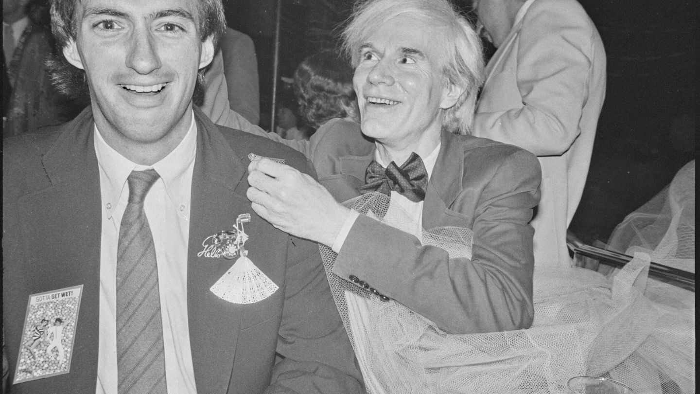 Una foto íntima de la vida de Warhol. (Netflix)