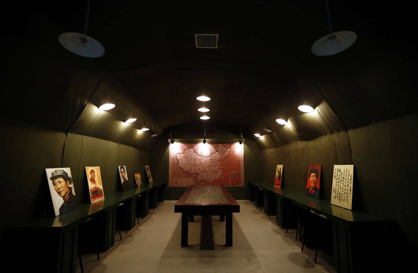 Bar militar en Pekín decorado con mapas militares y propaganda comunista. (Reuters)
