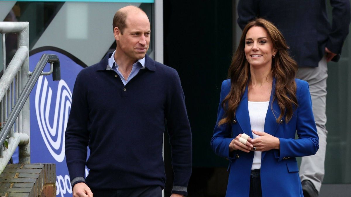 Kate Middleton, zapatillas deportivas y blazer low cost de Zara a conjunto con su marido, el príncipe de Gales