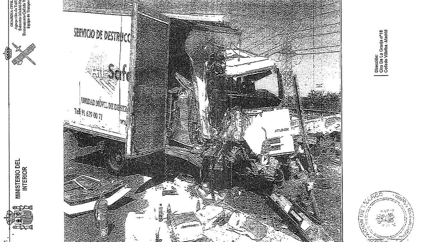 Estado del camión tras el accidente, según el atestado de la DGT. Se puede ver cómo la parte del copiloto de la cabina ha quedado aplastada