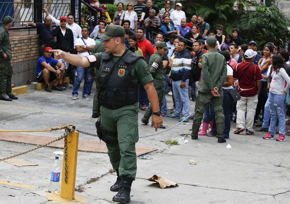 Foto: Soldados venezolanos controlan a la multitud que se agolpa ante una tienda de electrodomésticos (Reuters).