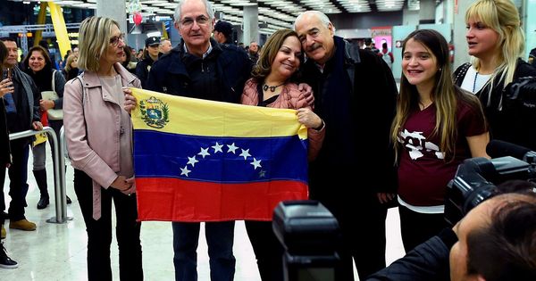 Foto: La eurodiputada Beatriz Becerra (i) y el opositor venezolano Antonio Ledezma (c), en el aeropuerto de Madrid. (Reuters)