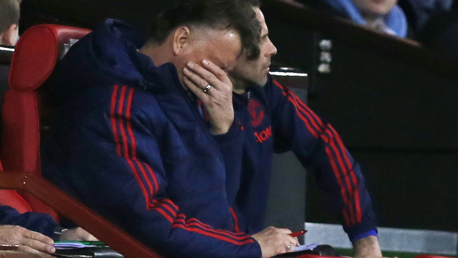 Foto: Van Gaal no encuentra la manera de activar a un Manchester United que navega a la deriva (Reuters)