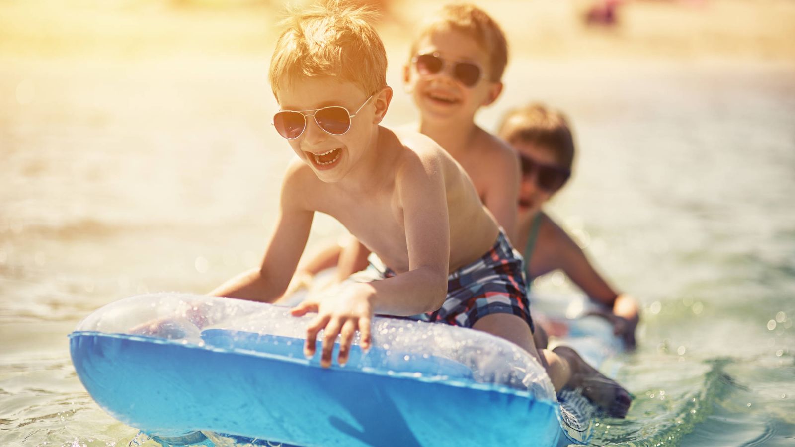 Foto: Niños expuestos al sol en la playa. (iStock)