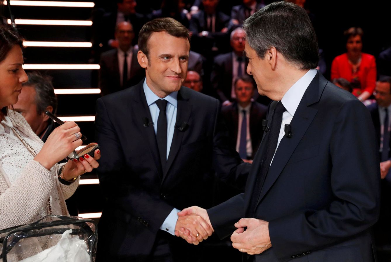 Francois Fillon (R) saludo a Emmanuel Macron antes del debate. (Reuters)