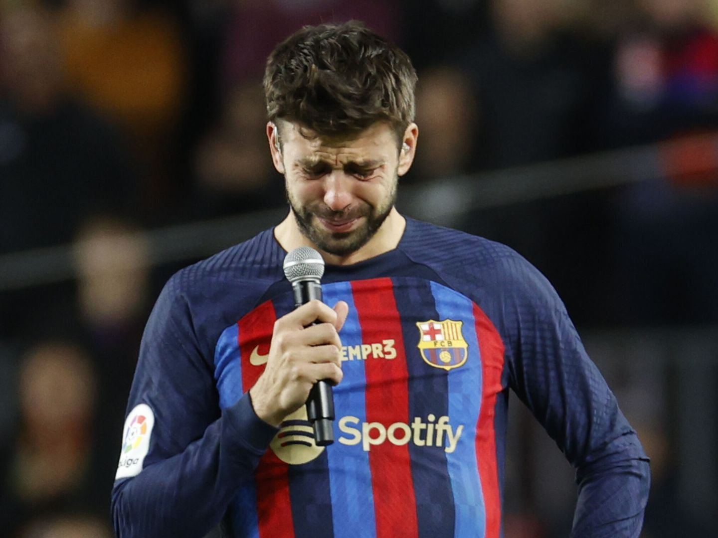 Piqué se despide con lágrimas en el Camp Nou. (EFE/Toni Albir)