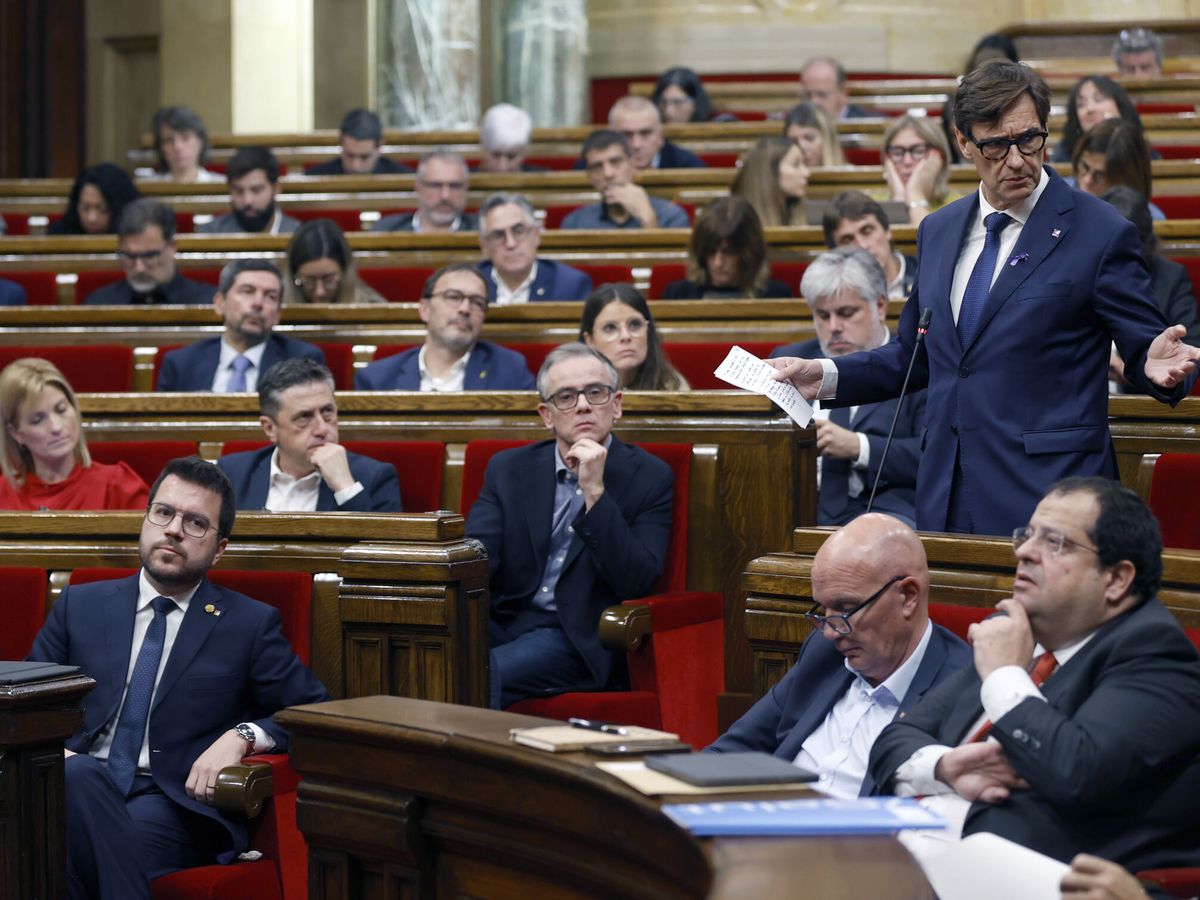 Foto: Pere Aragonès, Albert Batet y Salvador Illa, en el Parlament. (EFE/Toni Albir)