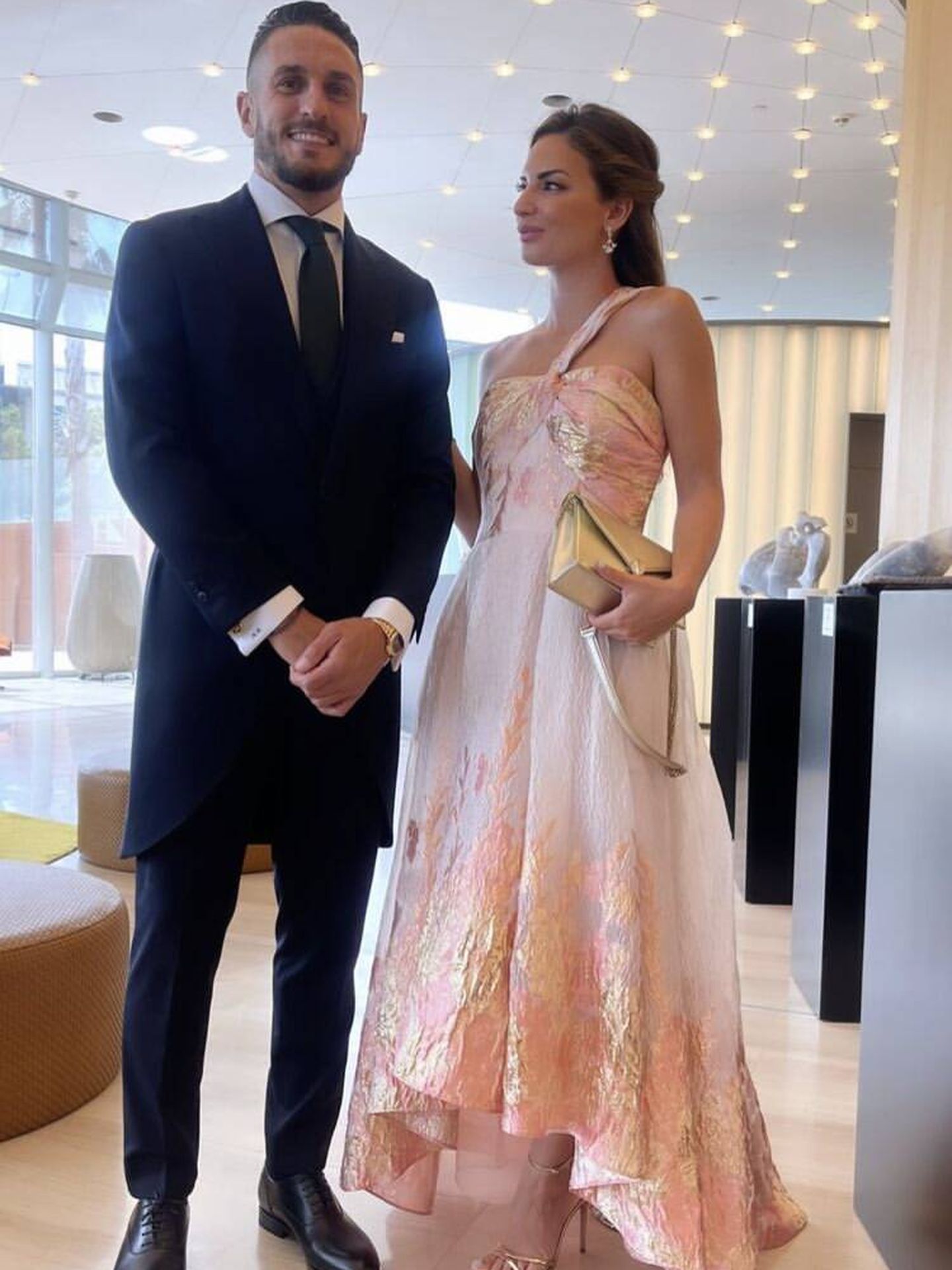 Koke y Beatriz Espejel, en la boda de Jordi Alba y Romarey Ventura. (Instagram @beatriz_espejel)