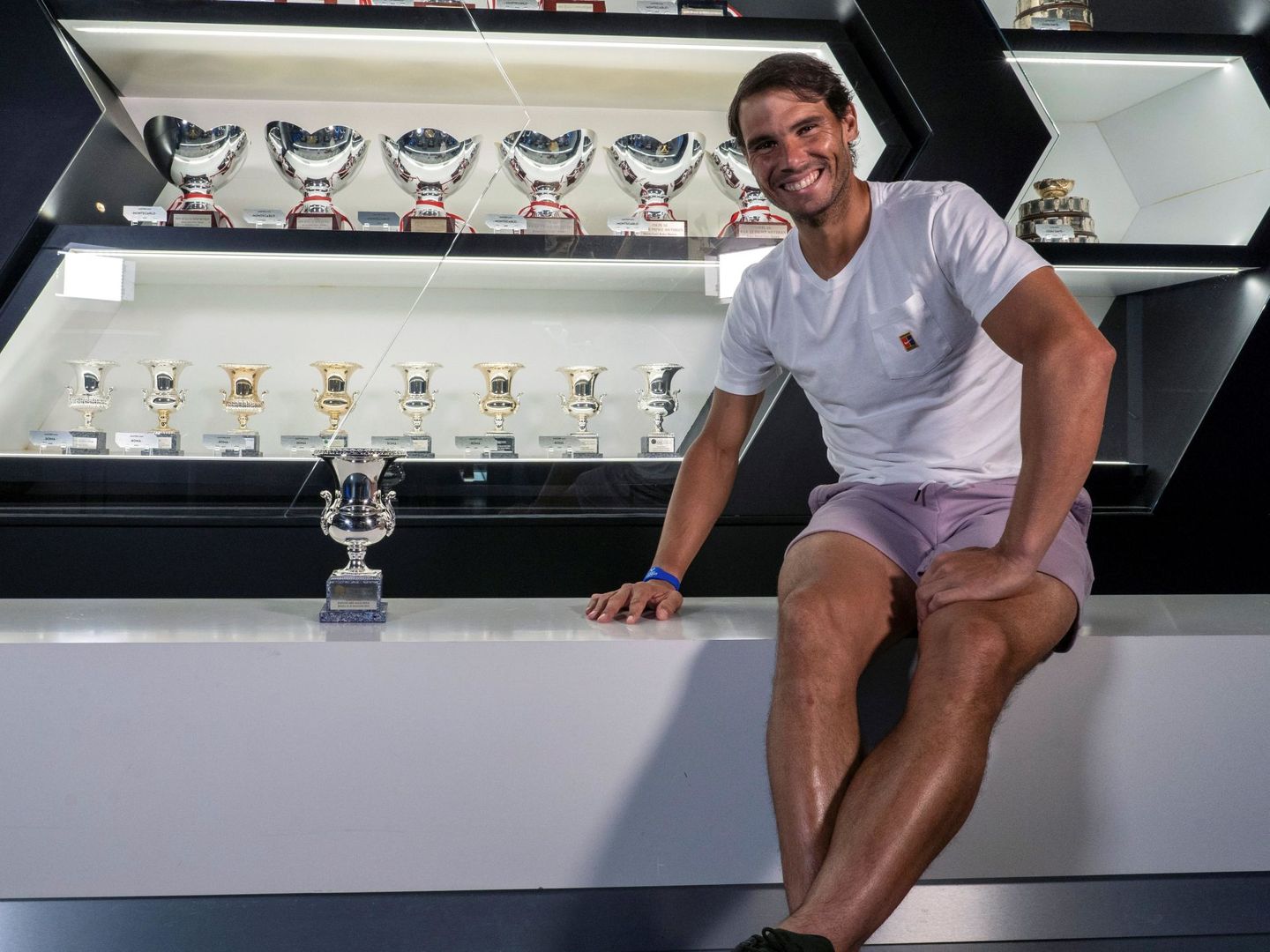 Rafa Nadal posa junto a sus trofeos. (EFE)