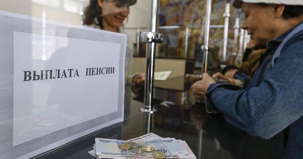 Foto: Una mujer recibe su pensión en rublos en una oficina postal en Simferopol, Crimea, en marzo de 2014. (Reuters)
