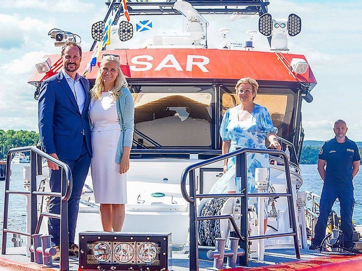 Foto: Los príncipes noruegos, en un barco de emergencias marítimas. (@detnorskekongehus)