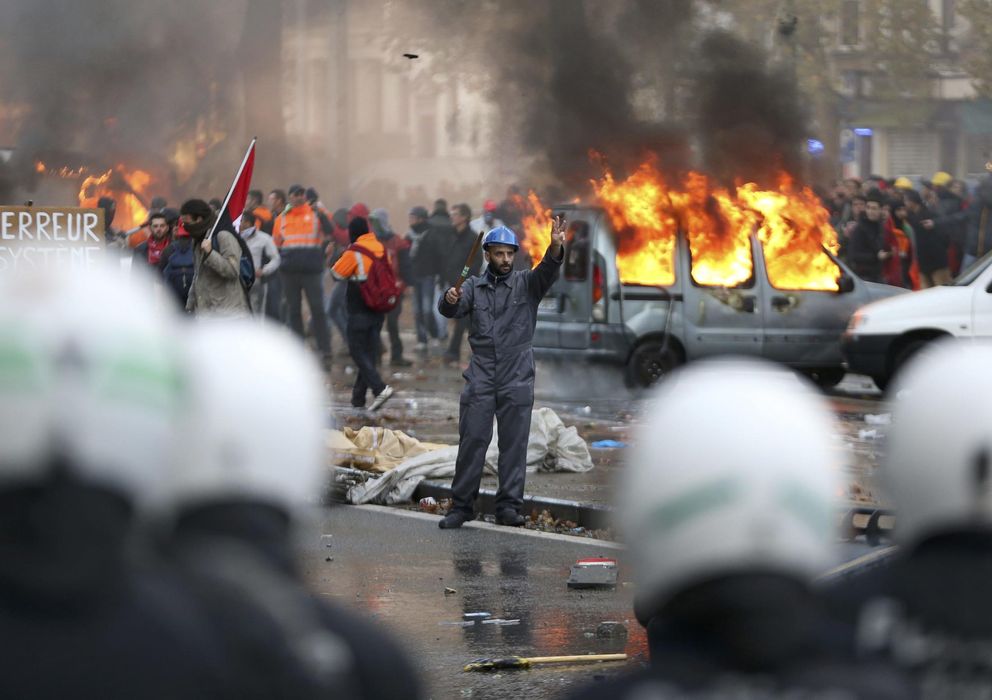Foto: Manifestantes se enfrentan a la Policía durante choques en el centro de Bruselas el pasado 6 de noviembre (Reuters).