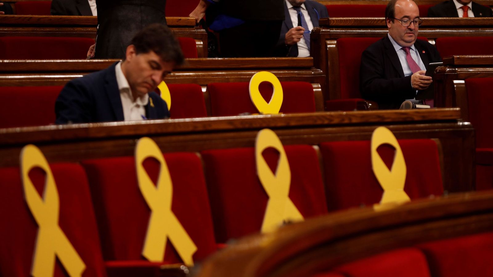 Foto: El primer secretario del PSC, Miquel Iceta, durante el pleno del Parlament de Cataluña. (EFE)