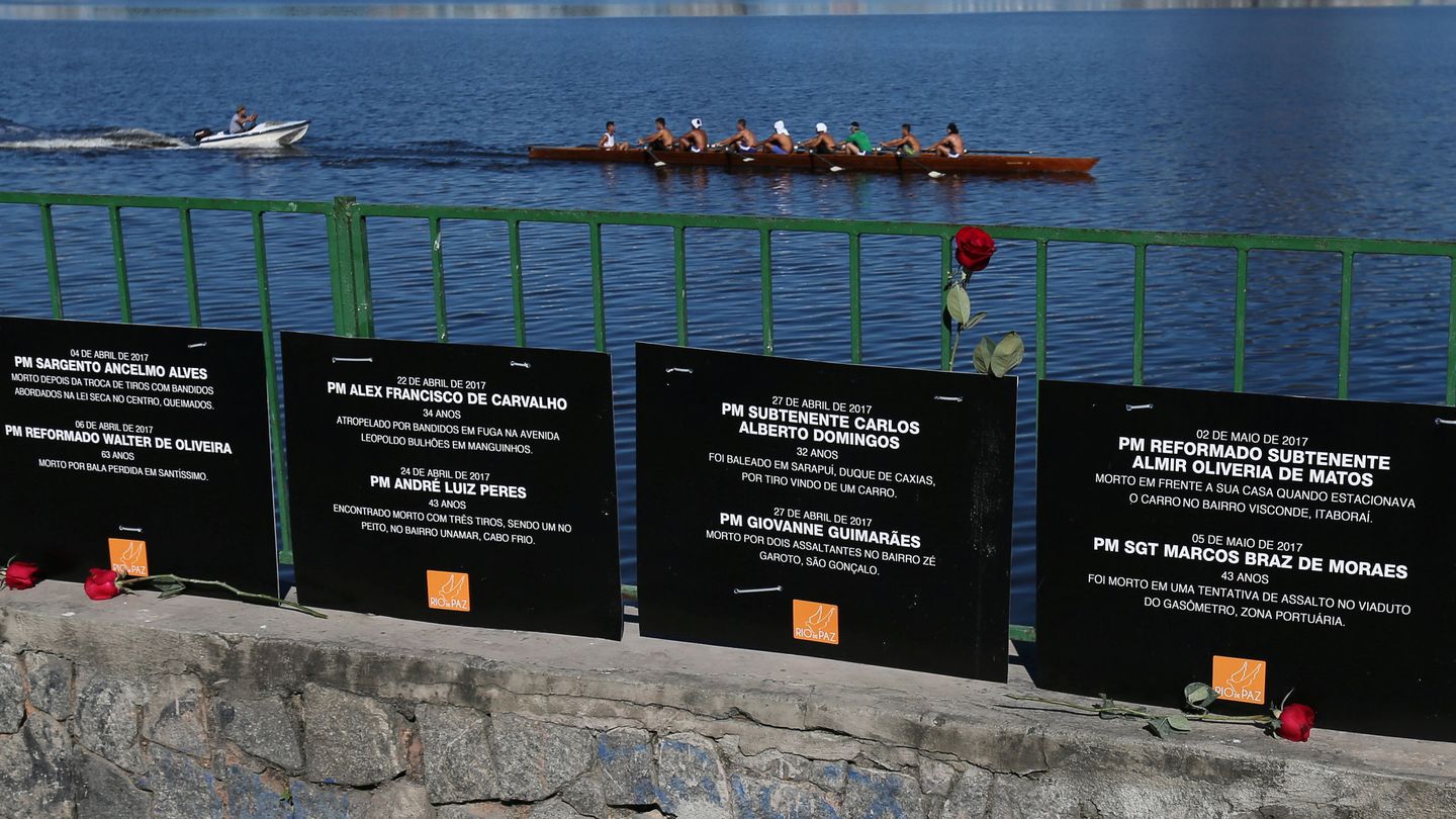 Carteles con nombres de policías muertos durante un homenaje en la laguna Rodrigo de Freitas, Río, el 25 de julio de 2017. (Reuters)