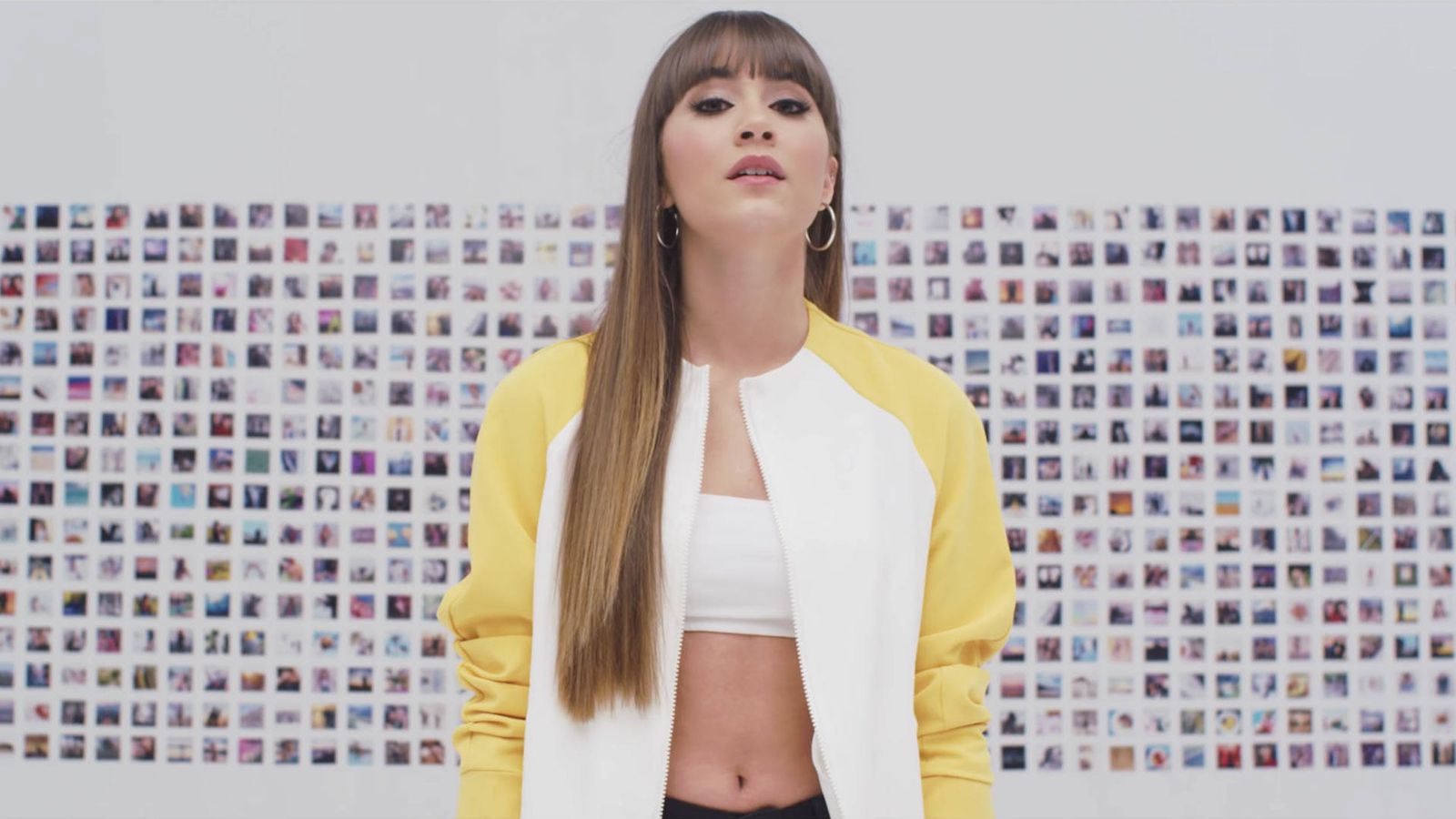 Foto: Aitana Ocaña en el videoclip de 'Teléfono' con su típica melena extralisa.