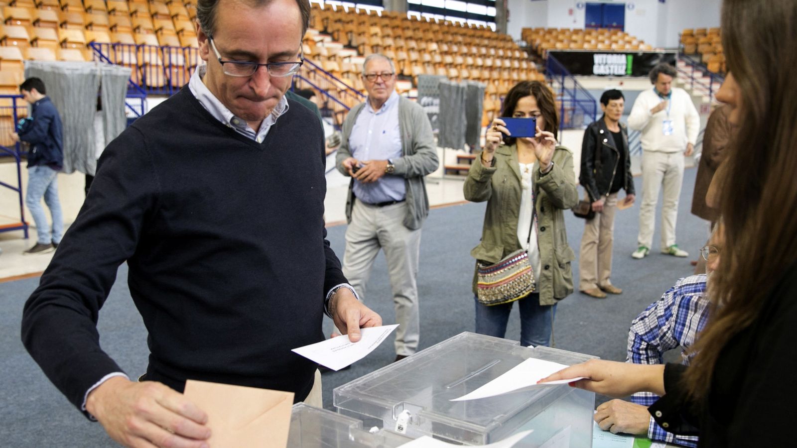 Foto: Alfonso Alonso vota en Vitoria. (EFE)