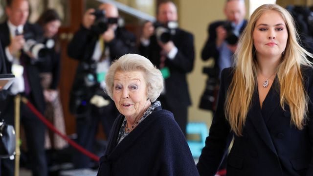 Beatriz y Amalia de Holanda llegan a Buckingham Palace. (Reuters)