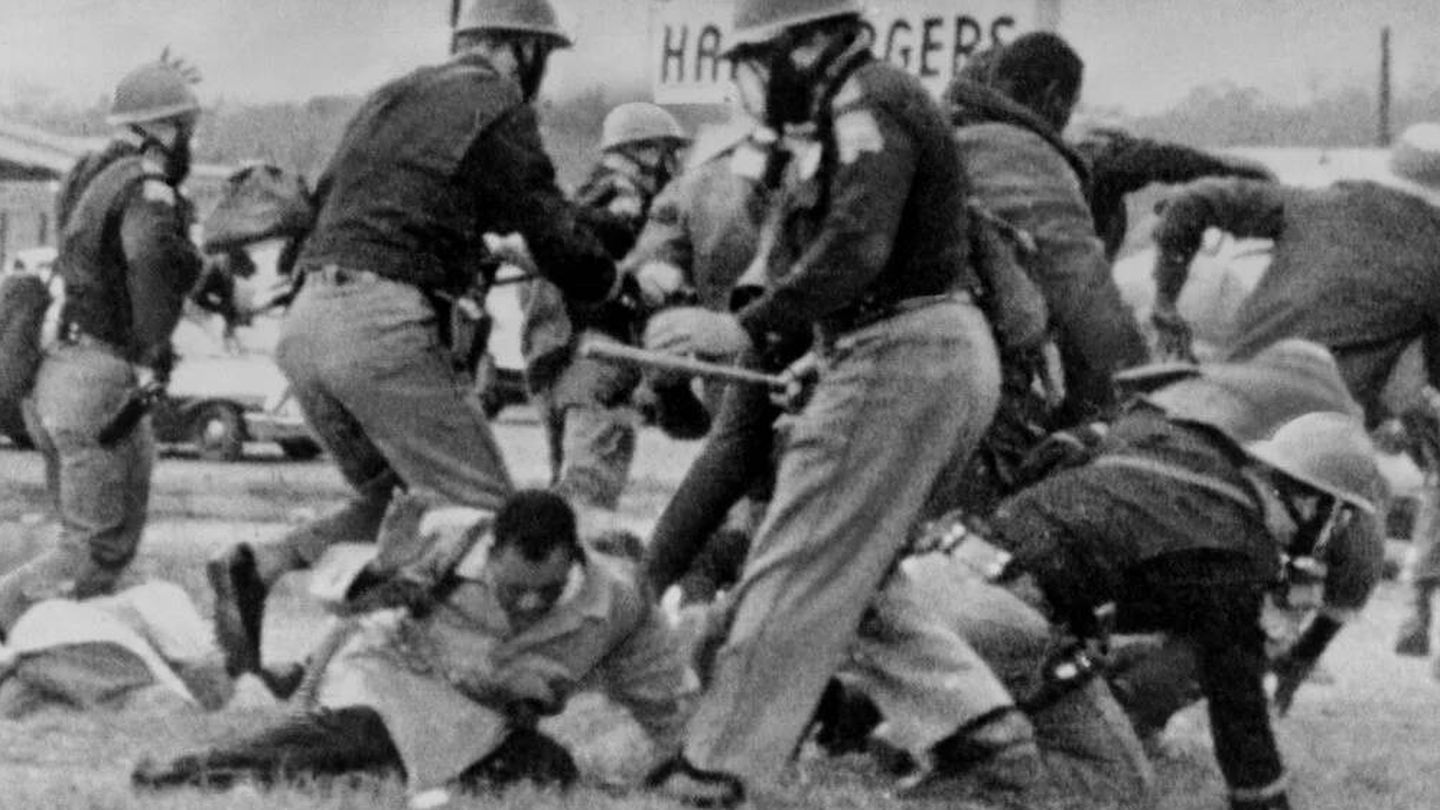 Policías estatales de Alabama golpean la cabeza del entonces congresista John Lewis, de 25 años, el 7 de marzo de 1965. (Everett Collection Historical)