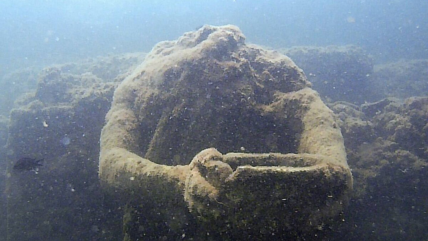 Estatua de Ulises entre los restos sumergidos del ninfeo del emperador Claudio. (Wikimedia)