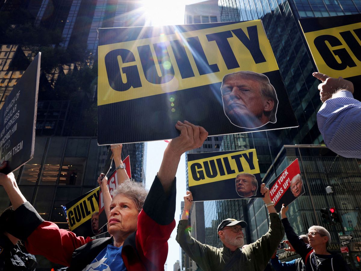 Foto: Varios ciudadanos se manifiestan en contra de Trump. (Reuters/Andrew Kelly) 