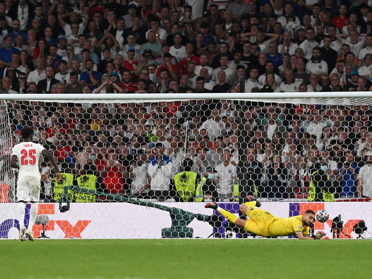 Foto: Donnarumma ataja el penalti a Saka. (Reuters)