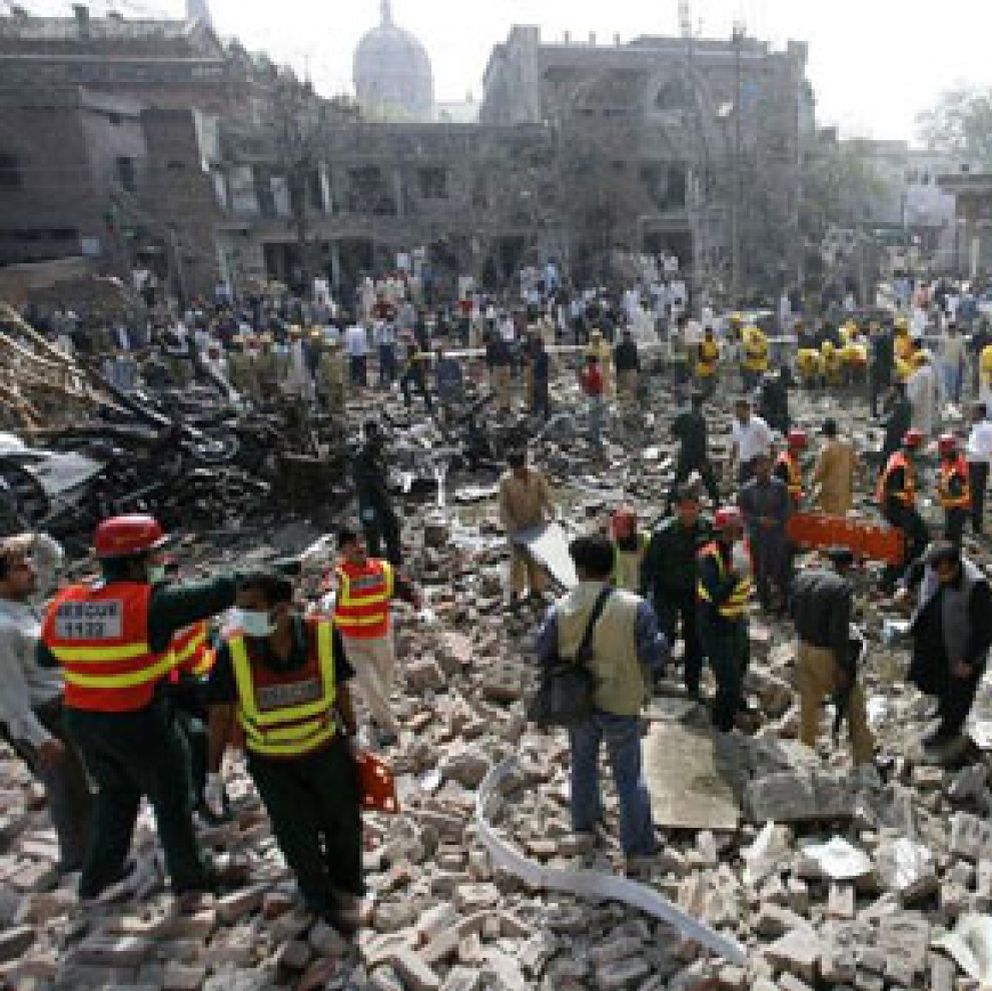 Foto: Al menos 10 muertos en un atentado suicida contras las fuerzas de seguridad paquistaníes