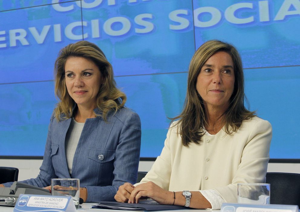 Foto: María Dolores de Cospedal (izq.), junto a la ministra de Sanidad, Ana Mato (EFE)