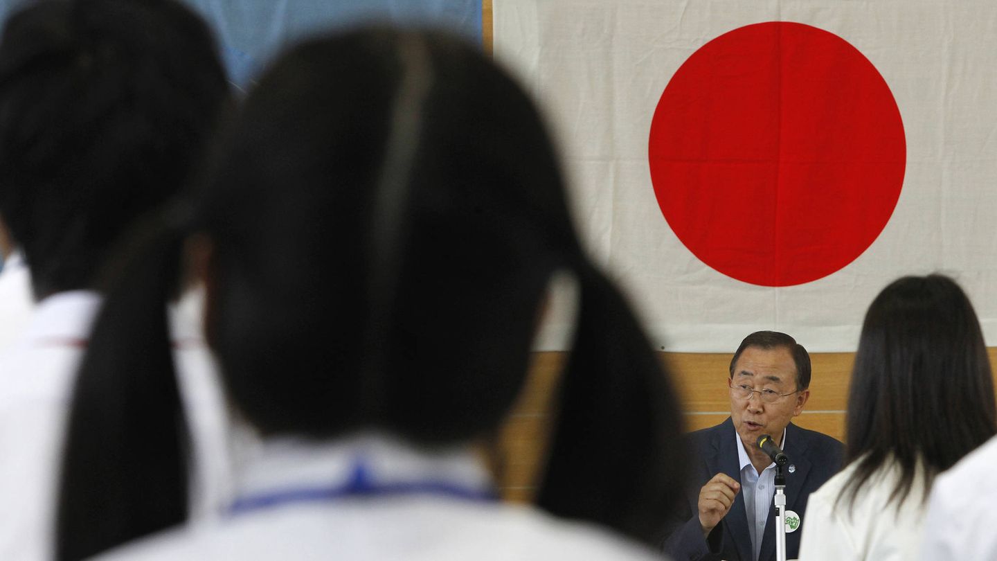 Estudiantes japoneses en Fukushima escuchan a Ban Ki-Moon. (Reuters/Yuriko Nakao)