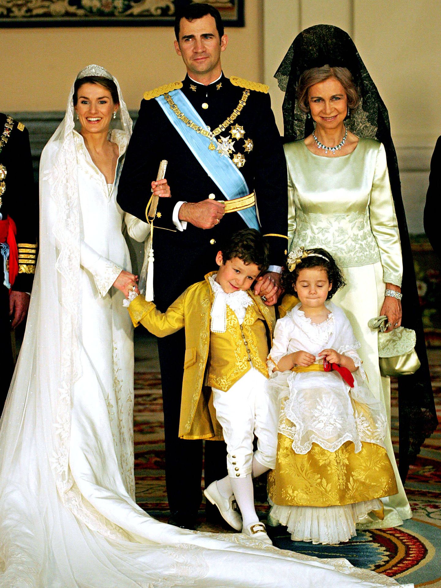 Retrato familiar de los reyes con Froilán y Victoria Federica, el día de su boda, el 22 de mayo de 2004, en la Almudena. (Pbeahuoipek)