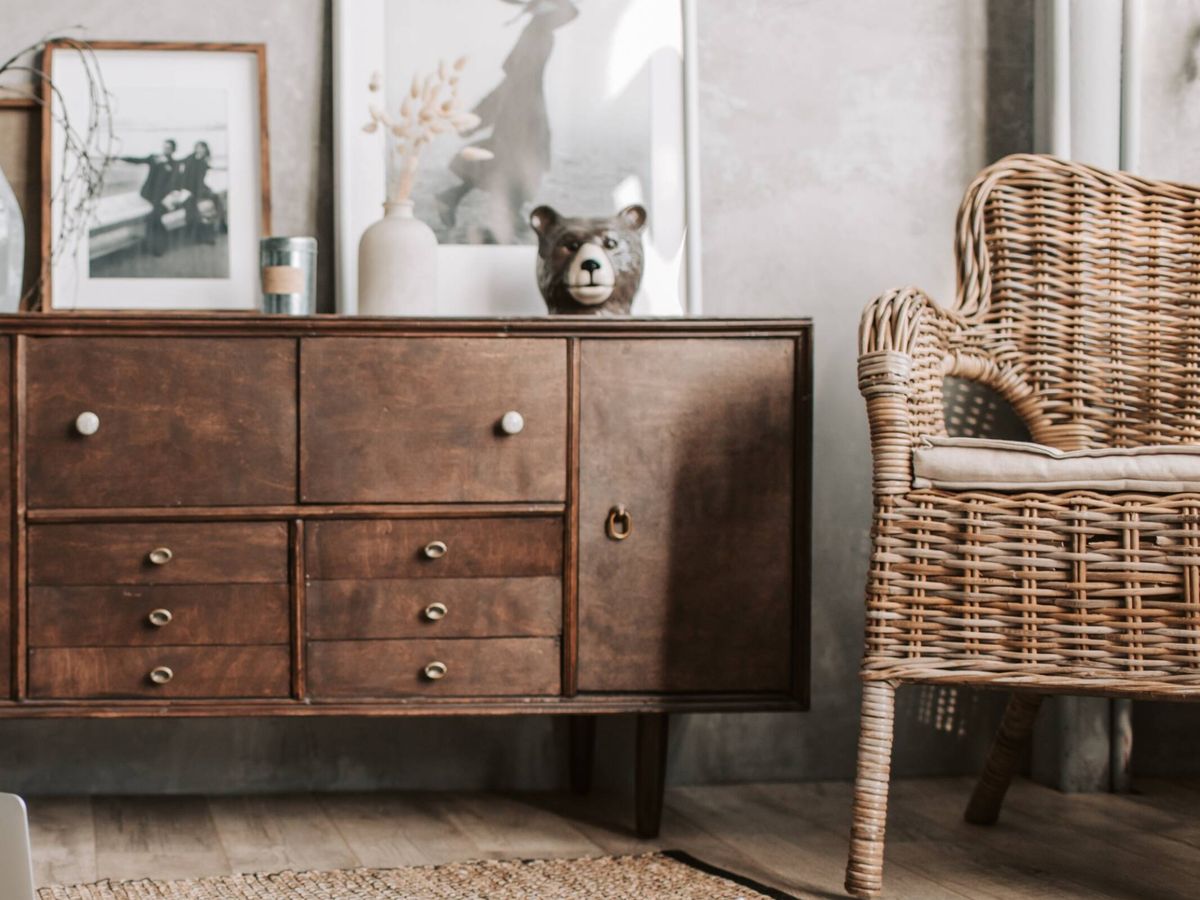 Foto: Cómo limpiar los muebles antiguos de madera para que te duren más años. (Pexels/Vlada Karpovich)
