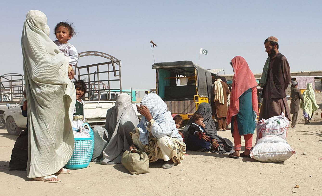 Afganos esperan para cruzar a Pakistán. (EFE)