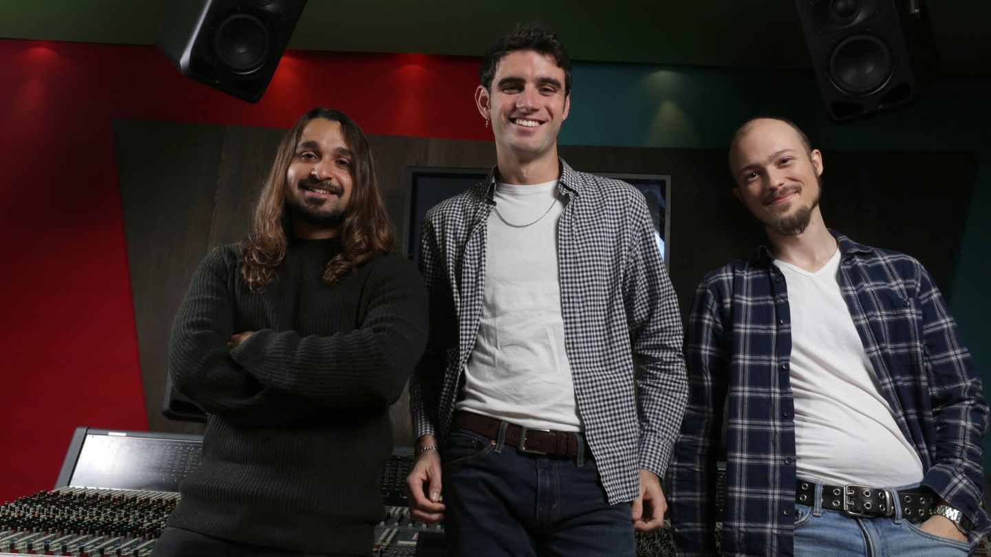 Sergi Alvarado, izquierda; Alex Gabasa, en el centro; y Jorge Piñero, derecha; fundadores de Comeback Studios. (Cedida)