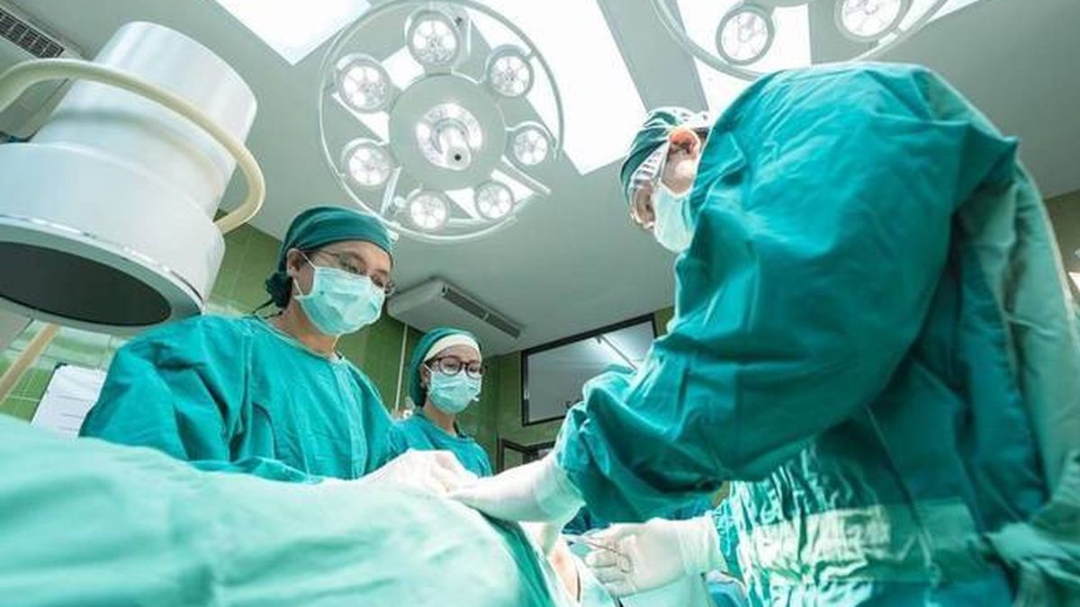 Multa de 10.000 libras al cirujano que tatuó sus iniciales en los hígados de dos pacientes