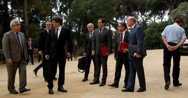 Foto: Los participantes en la Junta de Seguridad de Cataluña caminan hacia el Palau de Pedralbes para reunirse sobre el dispositivo del 1-O. (Reuters)