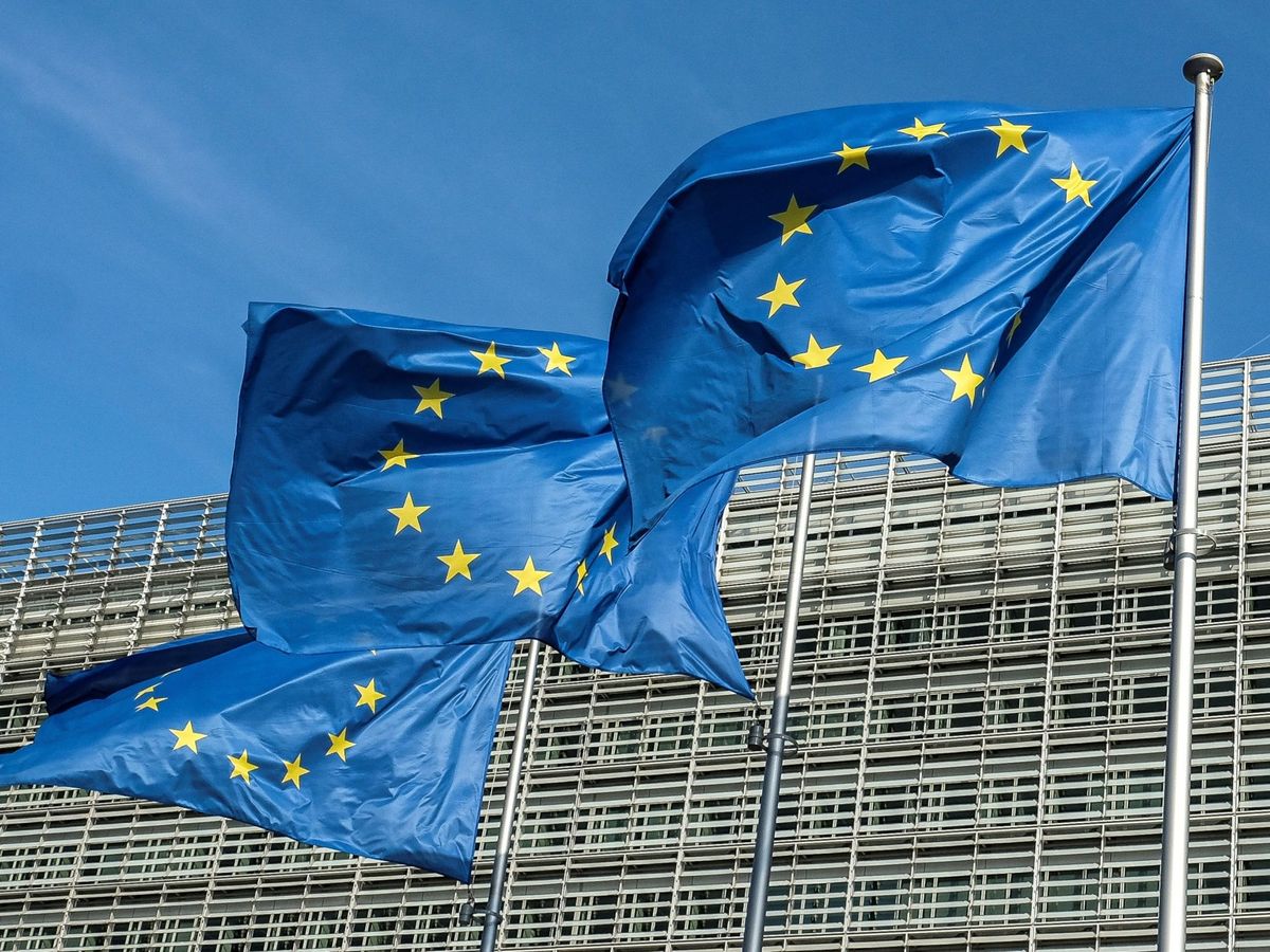 Foto: Tres banderas de la Unión Europea ondean frente a la sede de la Comisión Europea en Bruselas. (EFE/Julien Warnand)