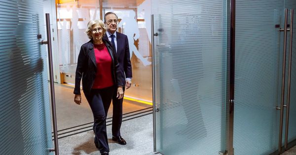 Foto: Manuela Carmena y Florentino Pérez, a su llegada a la presentación de la reforma del estadio Santiago Bernabéu. (EFE)