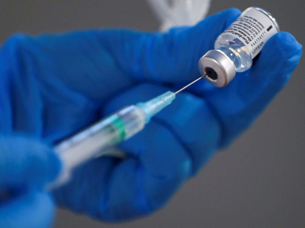 Foto: Un enfermero prepara el vial de la vacuna contra el covid-19. (Reuters)