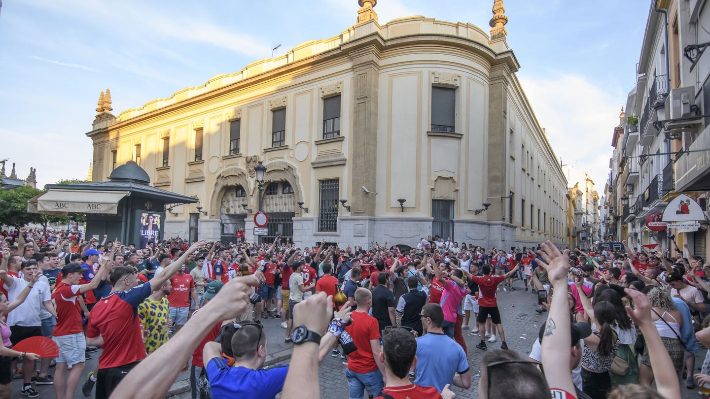 La gente de Osasuna ya se ha dejado ver en Sevilla. (EFE/José Manuel Vidal)