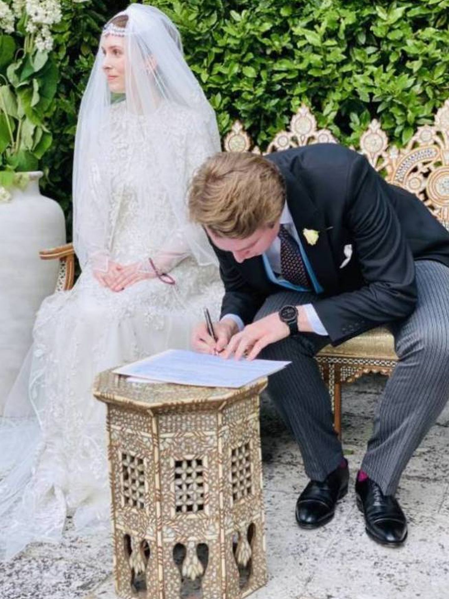 La princesa Raiyah y su marido firman los papeles en la boda. (Arabian Royal Agency)