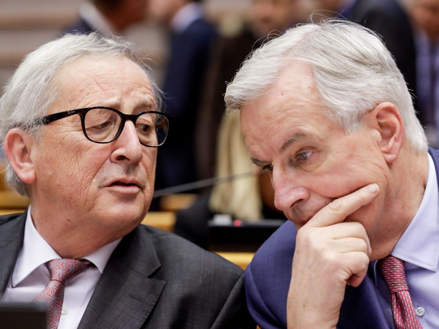 El presidente de la Comisión Europea, Jean-Claude Juncker (i), conversa con el negociador jefe de la Unión Europea (UE) para el Brexit, Michel Barnier. (EFE)