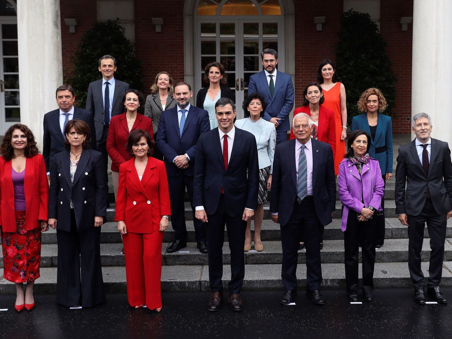 Posado para la foto de familia con el resto del Ejecutivo tras la primera reunión del Consejo de Ministras y Ministros. (EFE)
